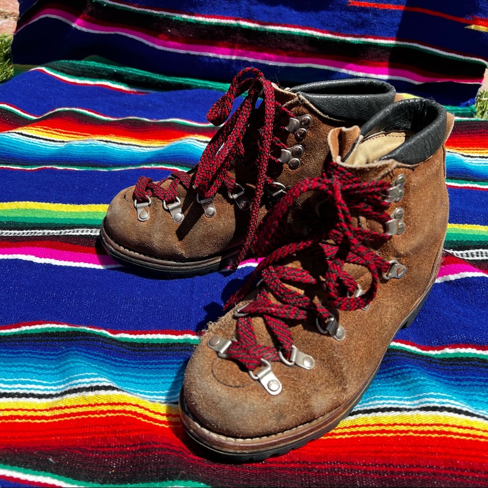 Brown suede leather hiking boots with red laces vibram sole